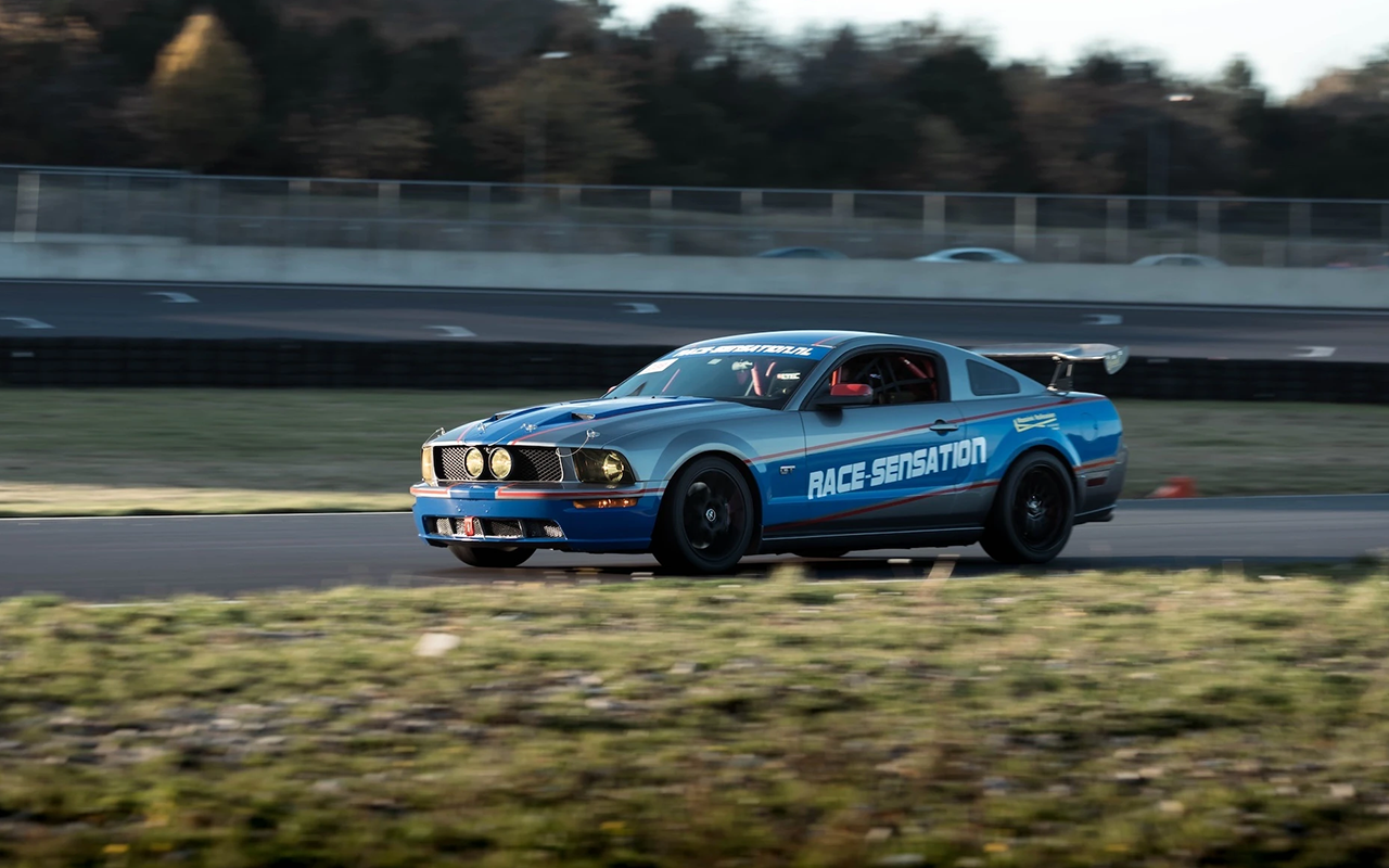 De Ford Mustang V8 met woeste american muscle car 4600 cc bij Race Sensation
