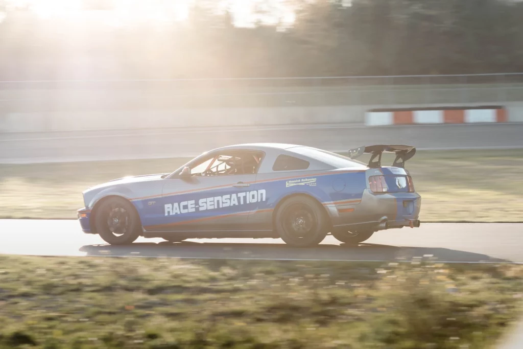 race-sensation-ford-mustang-bij-zonlicht
