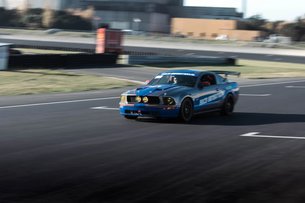race-sensation-ford-mustang-vol-gas-over-het-rechte-stuk-1